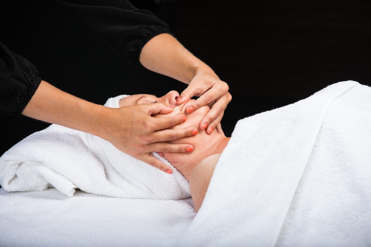 Een bindweefselmassage op het gezicht bij De Elvenhoeve